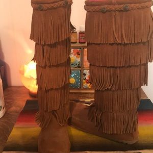 Minnetonka 5 layer fringe boots. Size 8